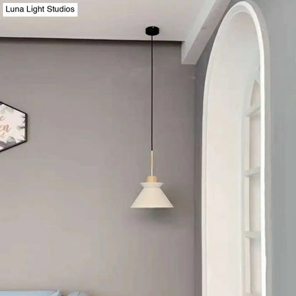 Betonnen Hanglamp met Houten Armatuur – Minimalistisch Design voor Eetkamer
