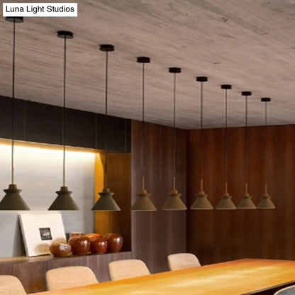 Betonnen Hanglamp met Houten Armatuur – Minimalistisch Design voor Eetkamer