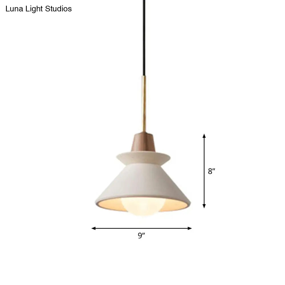 Betonnen Hanglamp met Houten Armatuur – Minimalistisch Design voor Eetkamer