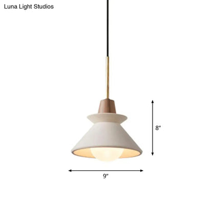 Betonnen Hanglamp met Houten Armatuur – Minimalistisch Design voor Eetkamer
