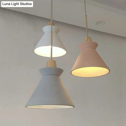 Betonnen Hanglamp met Houten Armatuur – Minimalistisch Design voor Eetkamer