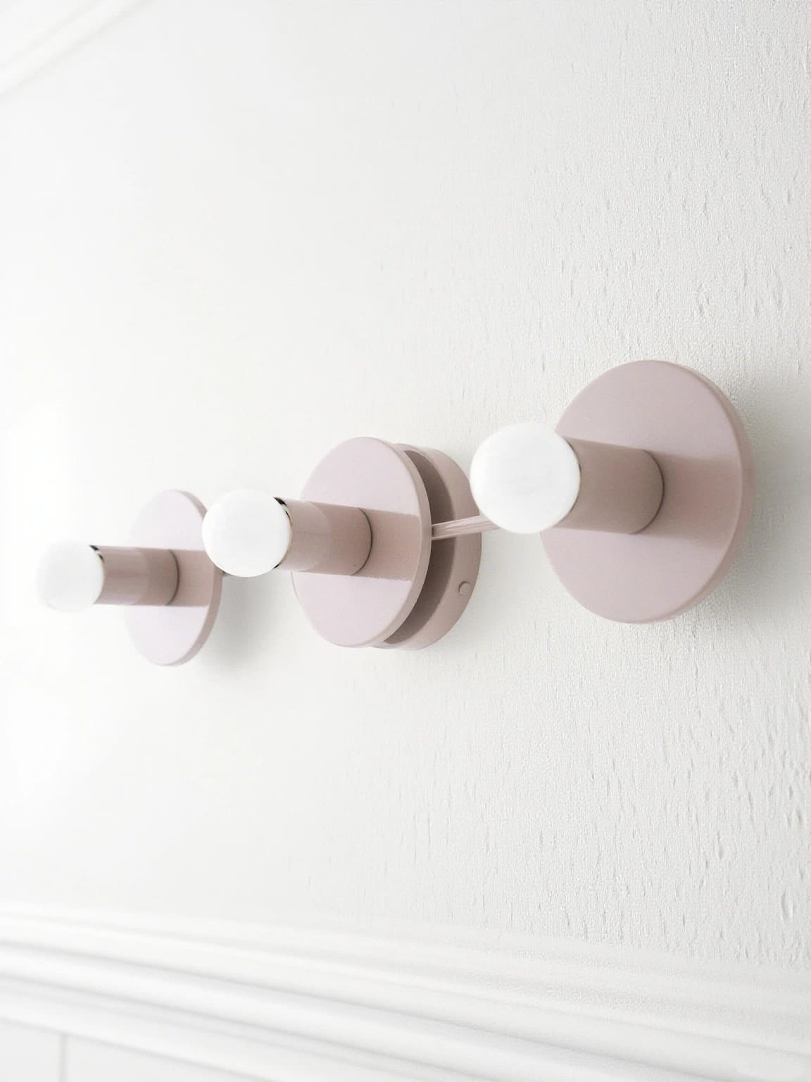Minimalistische Badkamerlamp met Drie Lichtpunten - Verkrijgbaar in Meerdere Kleuren