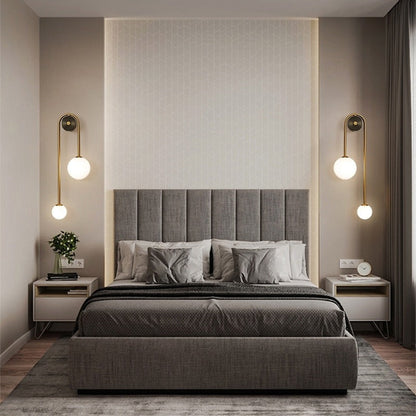 Goudkleurige Wandlamp met Wit Glazen Bol – Modern Scandinavisch Design voor Hal & Gang