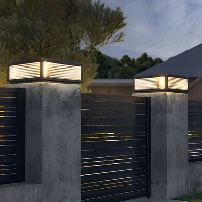 Vierkante Buiten Sokkel Lamp Met Geribbeld Glas En Aluminium Behuizing Voor Tuinpad En Oprit