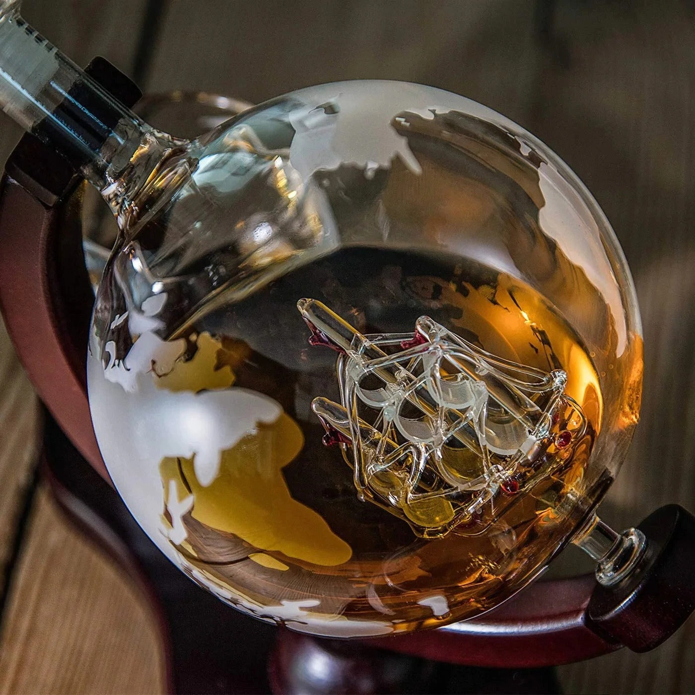 Glazen Wereldbol Karaf 250ml Goudkleurig met Zeilschip Whisky Decanteerkaraf Decoratief voor Woonkamer Kasten Dranken Opslag Geschenkidee voor Globetrotters Reizigers