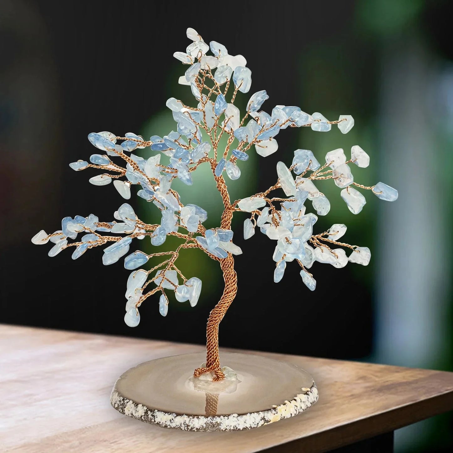 Decoratieve Edelsteen Boom Aquamarijn — Handgemaakte Mineraal Sculptuur met Koperdraad Takken en Natuurstenen Basis