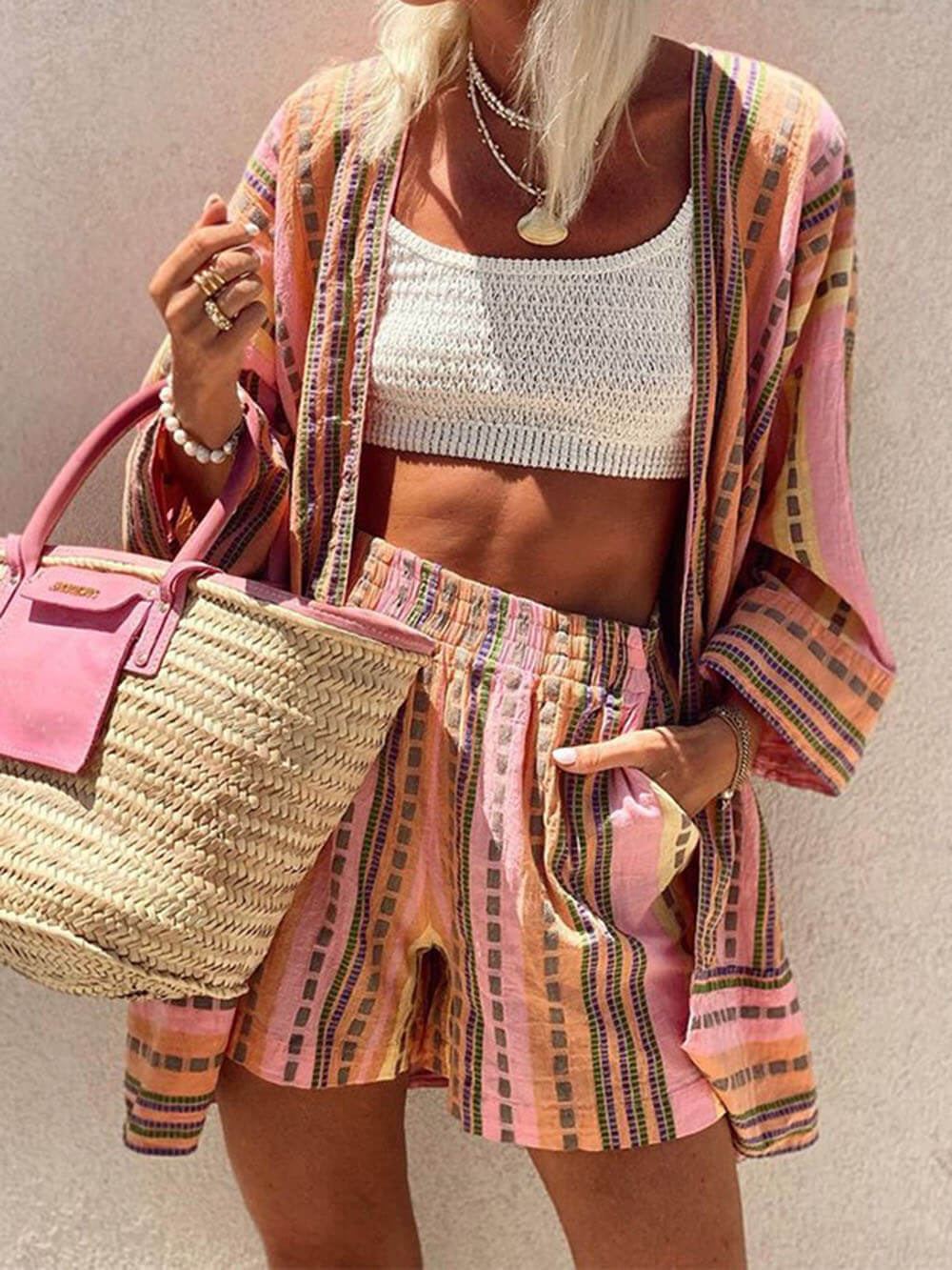 Vrouwelijke Zomer Outfit - Losse Top en Shorts voor Vakantie - StudioMarella