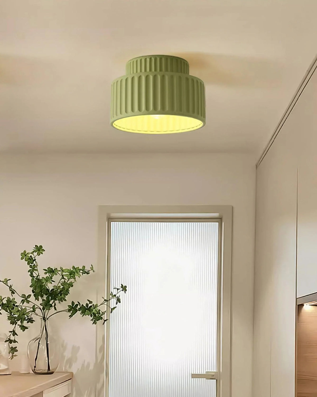 Geribde plafondlamp van hars met zachte sfeerverlichting