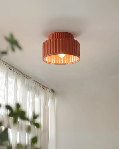 Geribde plafondlamp van hars met zachte sfeerverlichting