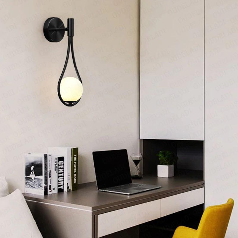 Moderne Scandinavische Wandlamp met Metalen Afwerking