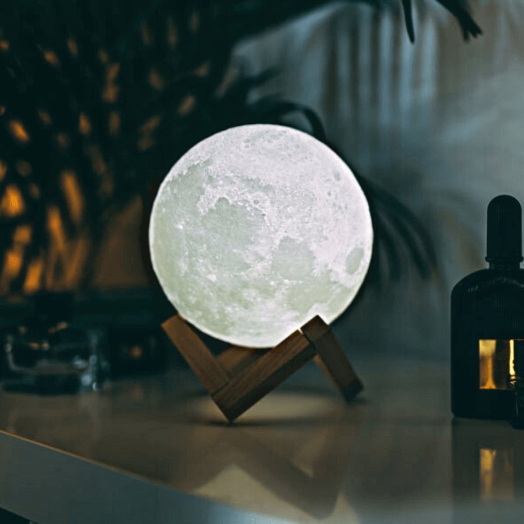 Maanlamp met 3D-Oppervlak en Touchbediening – Draadloze LED Sfeerverlichting op Houten Standaard in 4 Maten