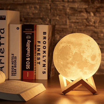 Maanlamp met 3D-Oppervlak en Touchbediening – Draadloze LED Sfeerverlichting op Houten Standaard in 4 Maten