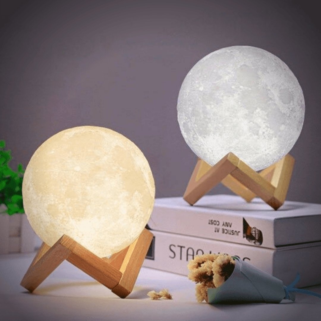 Maanlamp met 3D-Oppervlak en Touchbediening – Draadloze LED Sfeerverlichting op Houten Standaard in 4 Maten