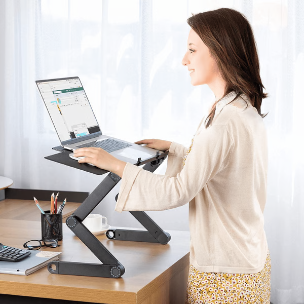 Verstelbare Laptopstandaard met 360° Draaibare Poten en Muismat - Ergonomische Werkhouding voor Thuiswerken Kantoor Bureau Bed - Aluminium Laptop Tafel tot 21 Inch - Koeling Ventilatie