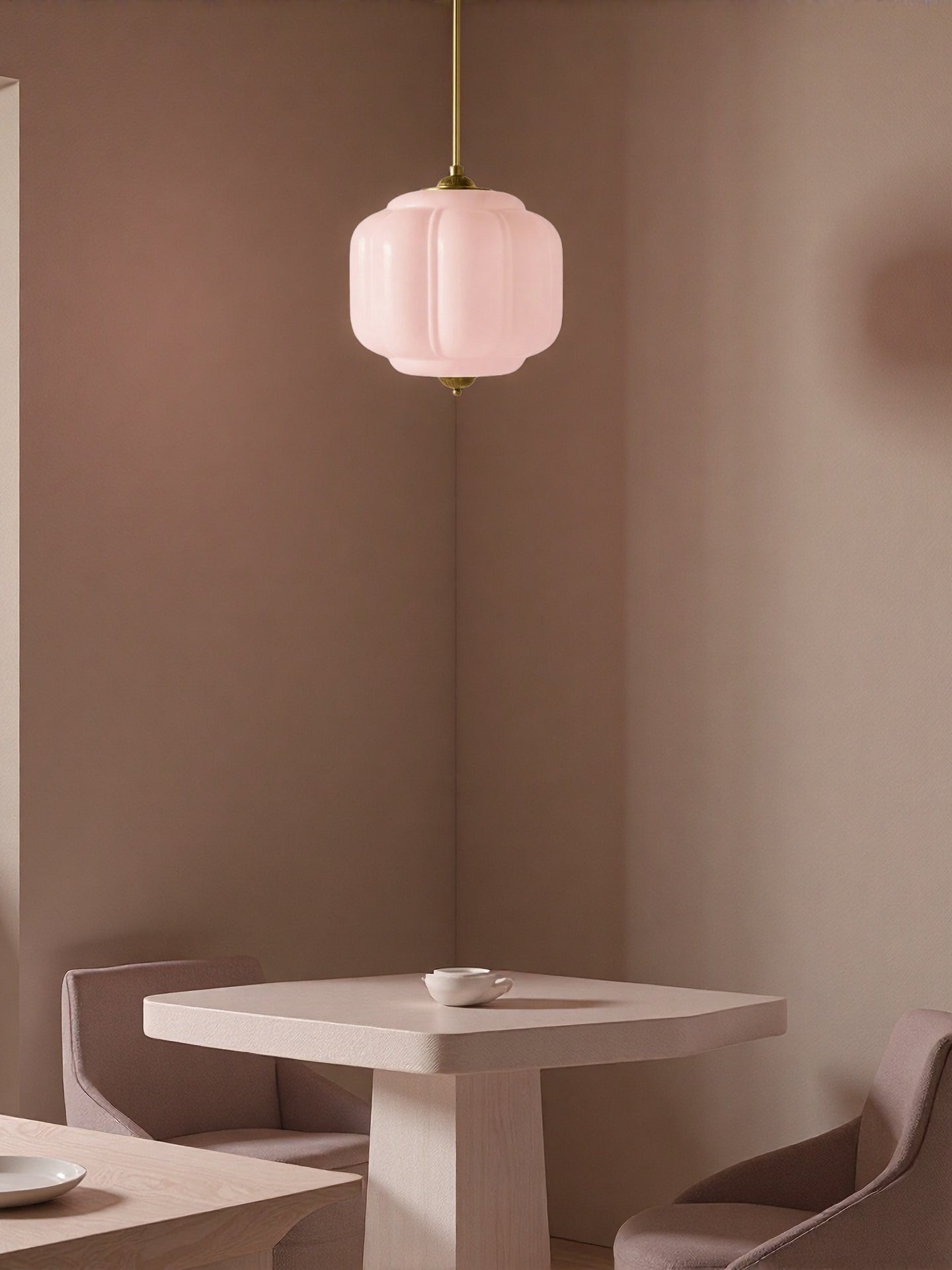 Vintage Kroonluchter met Crèmekleurige Glazen Kappen – Hanglamp in Retro-Stijl voor Eetkamer & Woonkamer