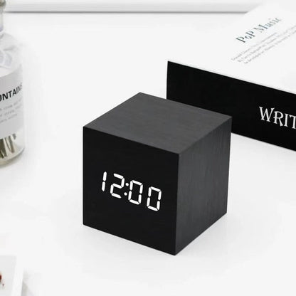 Wekker LED Kubus Houtlook 6x6x6 cm Zwart Nachtkastje Bureau Digitale Klok Met Temperatuur Snooze Geluidsactivatie