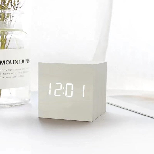 Wekker LED Kubus Houtlook 6x6x6 cm Zwart Nachtkastje Bureau Digitale Klok Met Temperatuur Snooze Geluidsactivatie