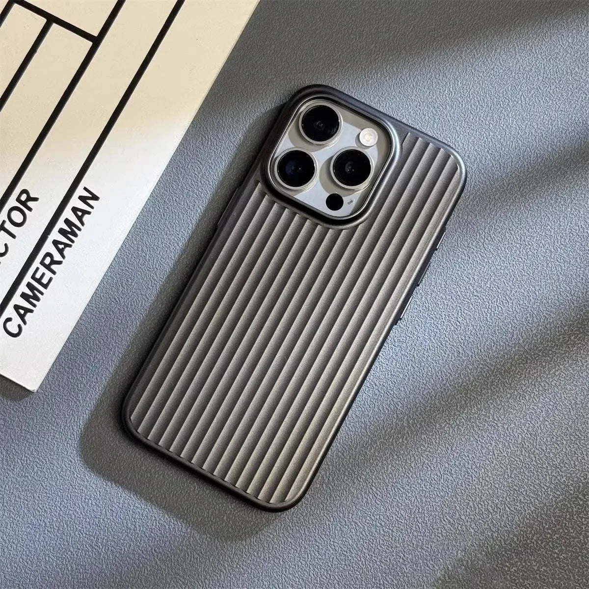 Ultraslanke Schokbestendige Telefoonhoes met Metalen Finish voor Optimale Bescherming