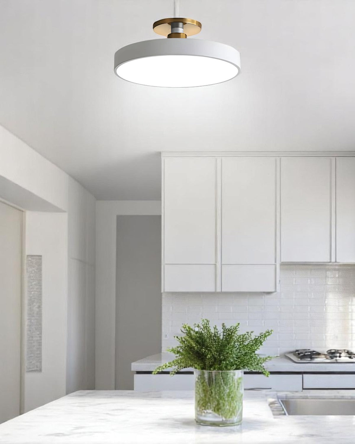 Moderne ronde plafondlamp met goud detail en acryl diffuser – minimalistische semi flush design verlichting voor woonkamer en slaapkamer