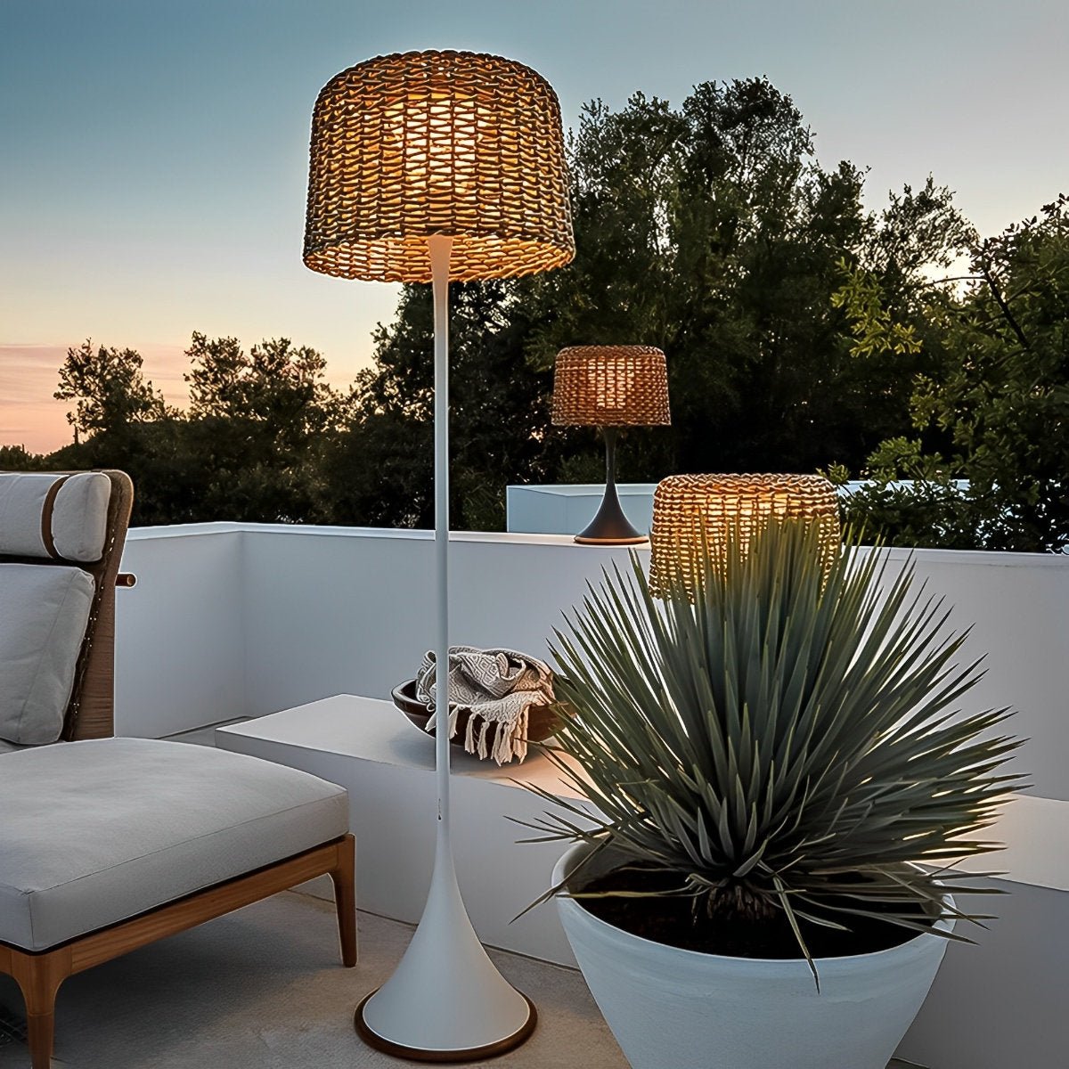Staande Buitenlamp Vlechtwerk Aluminium Wit Zwart Zonne-energie IP65 Tuin Terras Vloerlamp Rotan Look Sfeerverlichting Buiten
