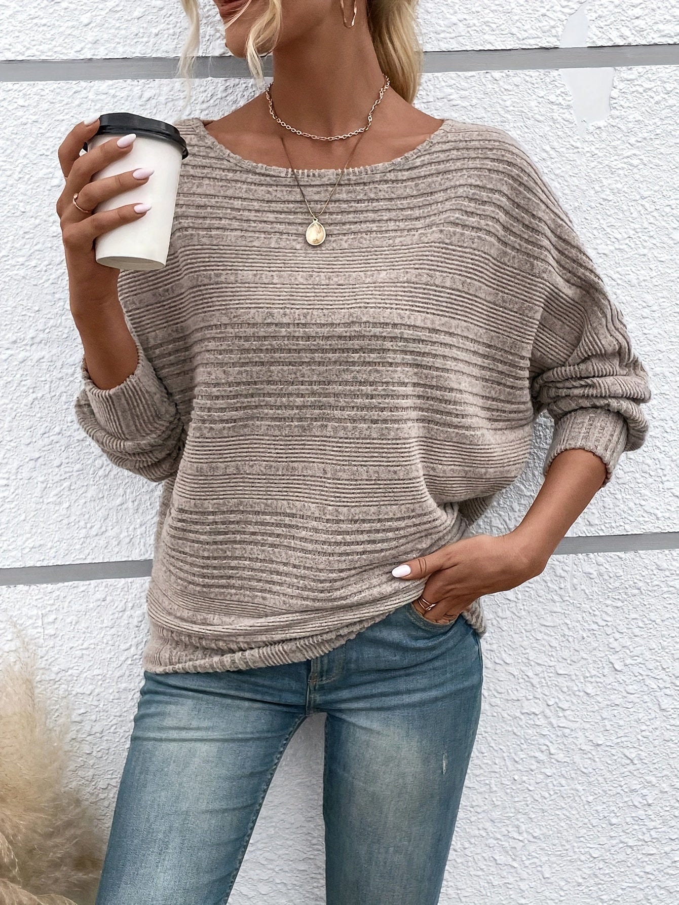 Vrouwelijke Pullover Ronde Hals Wijde Mouwen Casual Stijl → Vrouwelijke Pullover Wijde Mouwen Ronde Hals Casual - StudioMarella