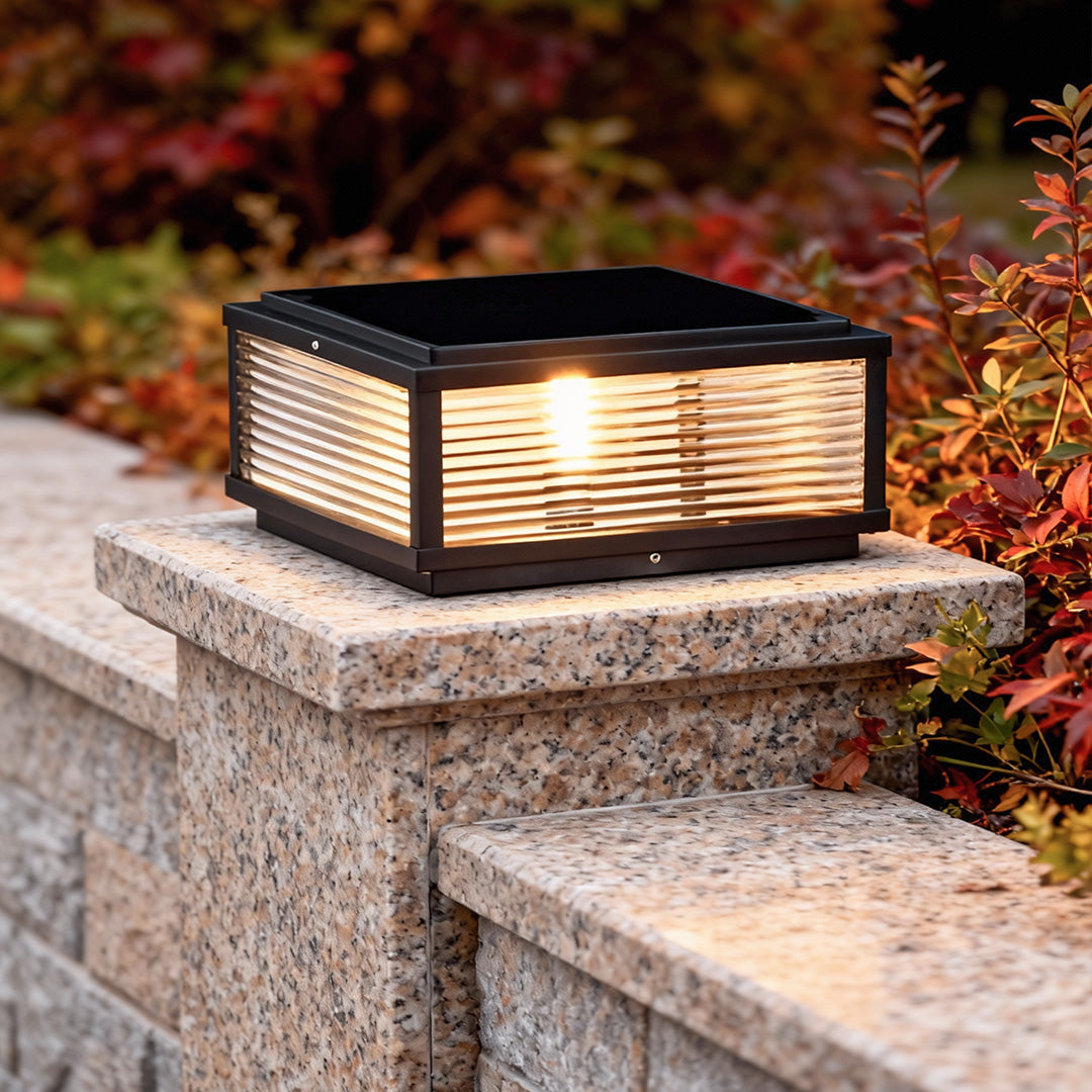 Vierkante Buiten Sokkel Lamp Met Geribbeld Glas En Aluminium Behuizing Voor Tuinpad En Oprit