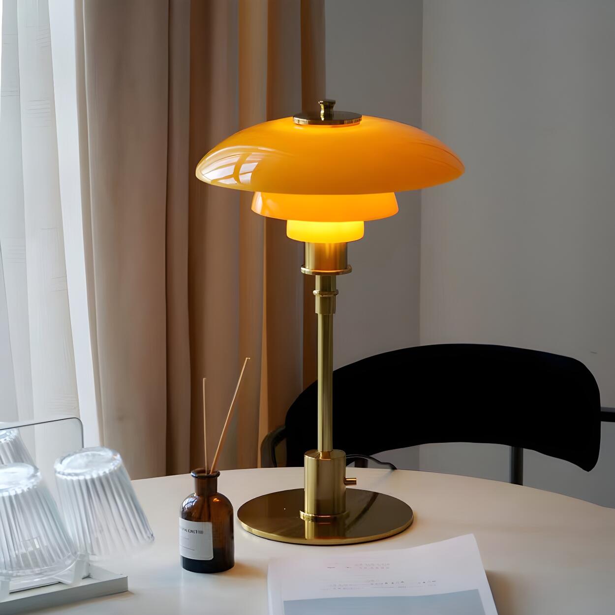 Vintage Tafellamp met Meerlagige Glazen Kap in Amber en Gouden Voet – Moderne Design Bedlamp