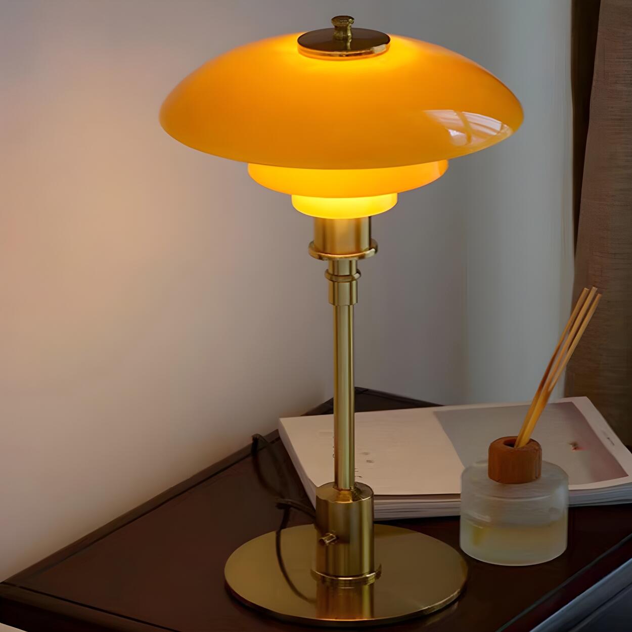 Vintage Tafellamp met Meerlagige Glazen Kap in Amber en Gouden Voet – Moderne Design Bedlamp