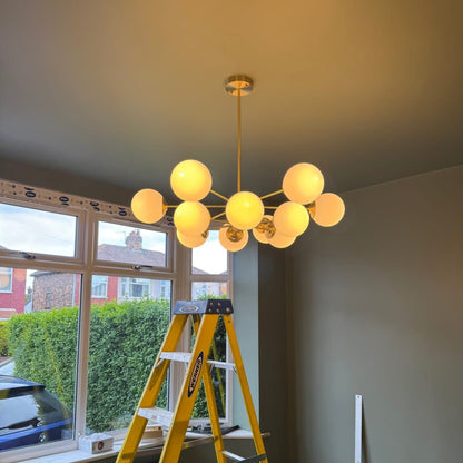 Moderne tweelaagse sputnik kroonluchter met 12 opaal glazen bollen in messing afwerking – mid century design hanglamp 90 cm