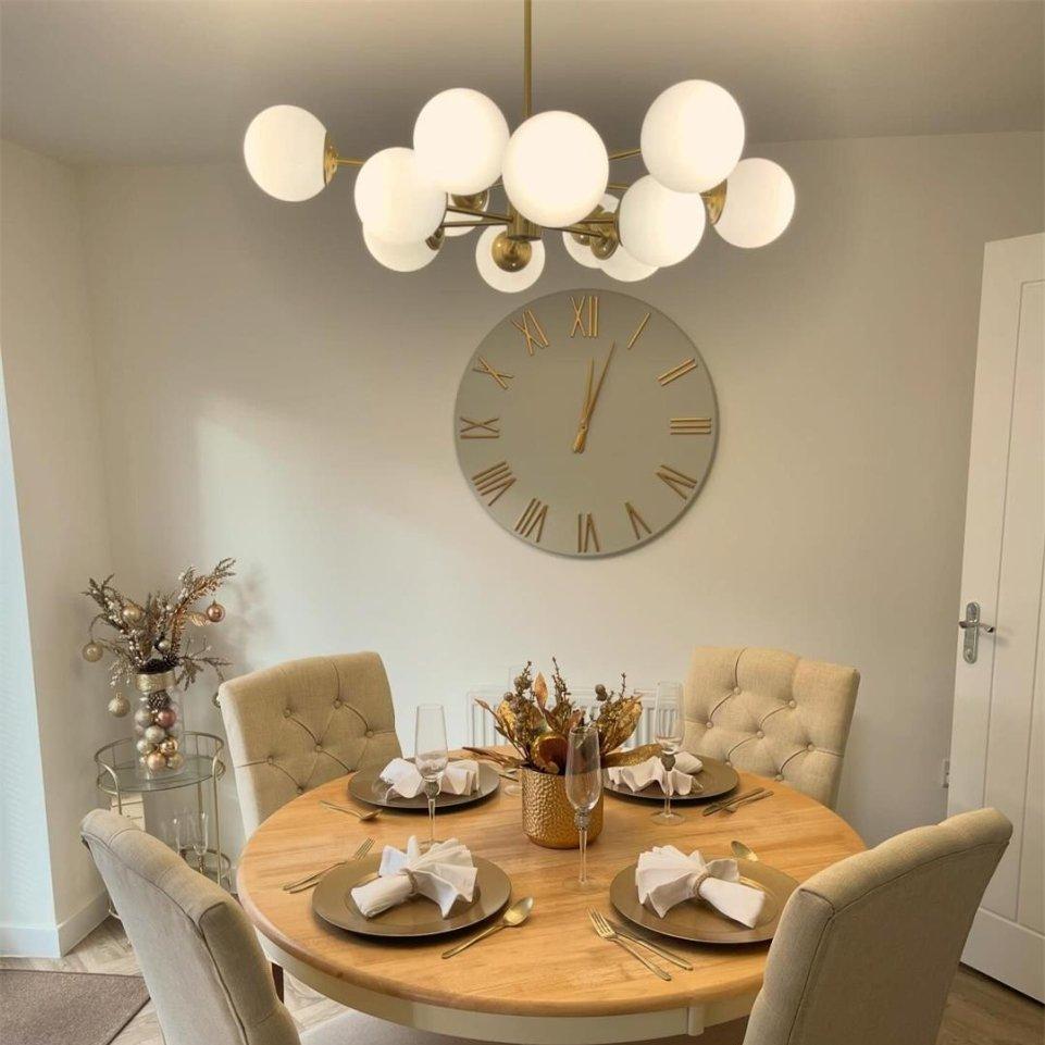 Moderne tweelaagse sputnik kroonluchter met 12 opaal glazen bollen in messing afwerking – mid century design hanglamp 90 cm