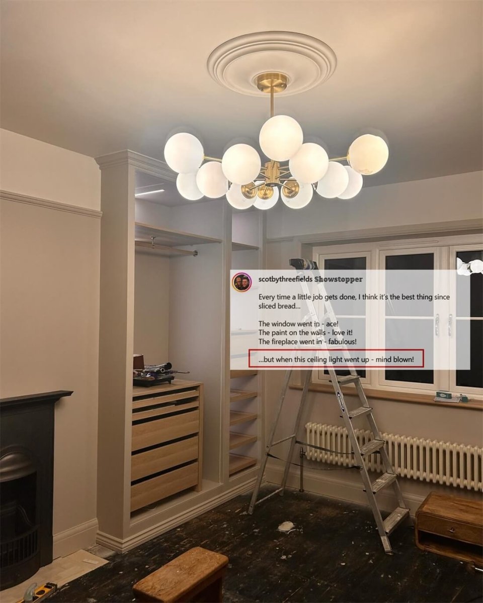 Moderne tweelaagse sputnik kroonluchter met 12 opaal glazen bollen in messing afwerking – mid century design hanglamp 90 cm