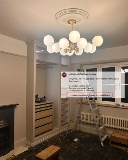 Moderne tweelaagse sputnik kroonluchter met 12 opaal glazen bollen in messing afwerking – mid century design hanglamp 90 cm