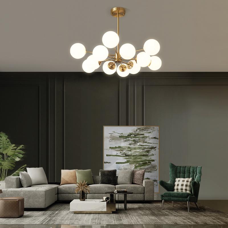 Moderne tweelaagse sputnik kroonluchter met 12 opaal glazen bollen in messing afwerking – mid century design hanglamp 90 cm