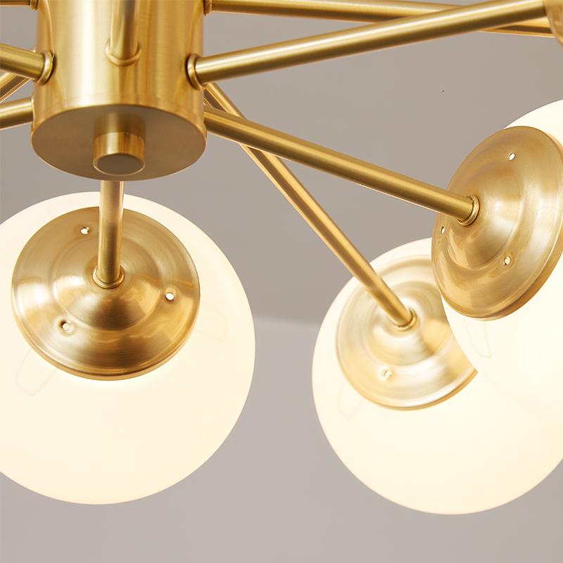 Moderne tweelaagse sputnik kroonluchter met 12 opaal glazen bollen in messing afwerking – mid century design hanglamp 90 cm