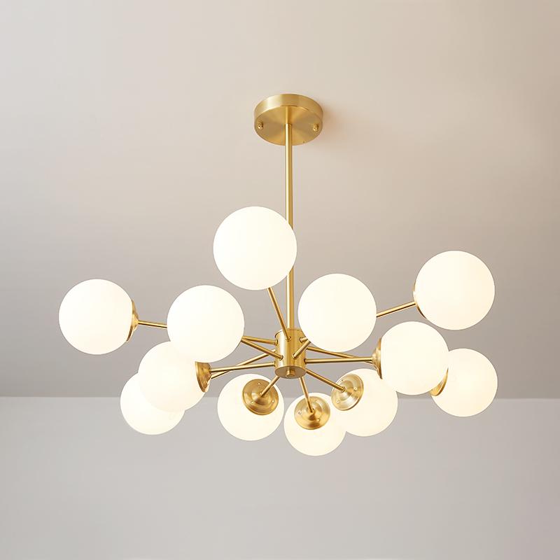Moderne tweelaagse sputnik kroonluchter met 12 opaal glazen bollen in messing afwerking – mid century design hanglamp 90 cm