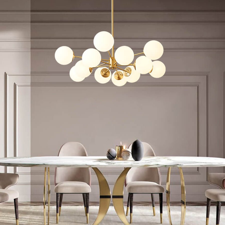 Moderne tweelaagse sputnik kroonluchter met 12 opaal glazen bollen in messing afwerking – mid century design hanglamp 90 cm