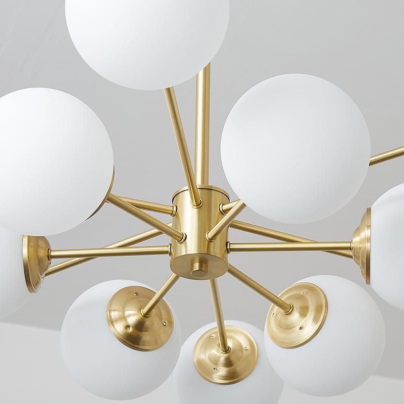 Moderne tweelaagse sputnik kroonluchter met 12 opaal glazen bollen in messing afwerking – mid century design hanglamp 90 cm