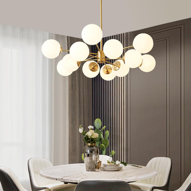 Moderne tweelaagse sputnik kroonluchter met 12 opaal glazen bollen in messing afwerking – mid century design hanglamp 90 cm