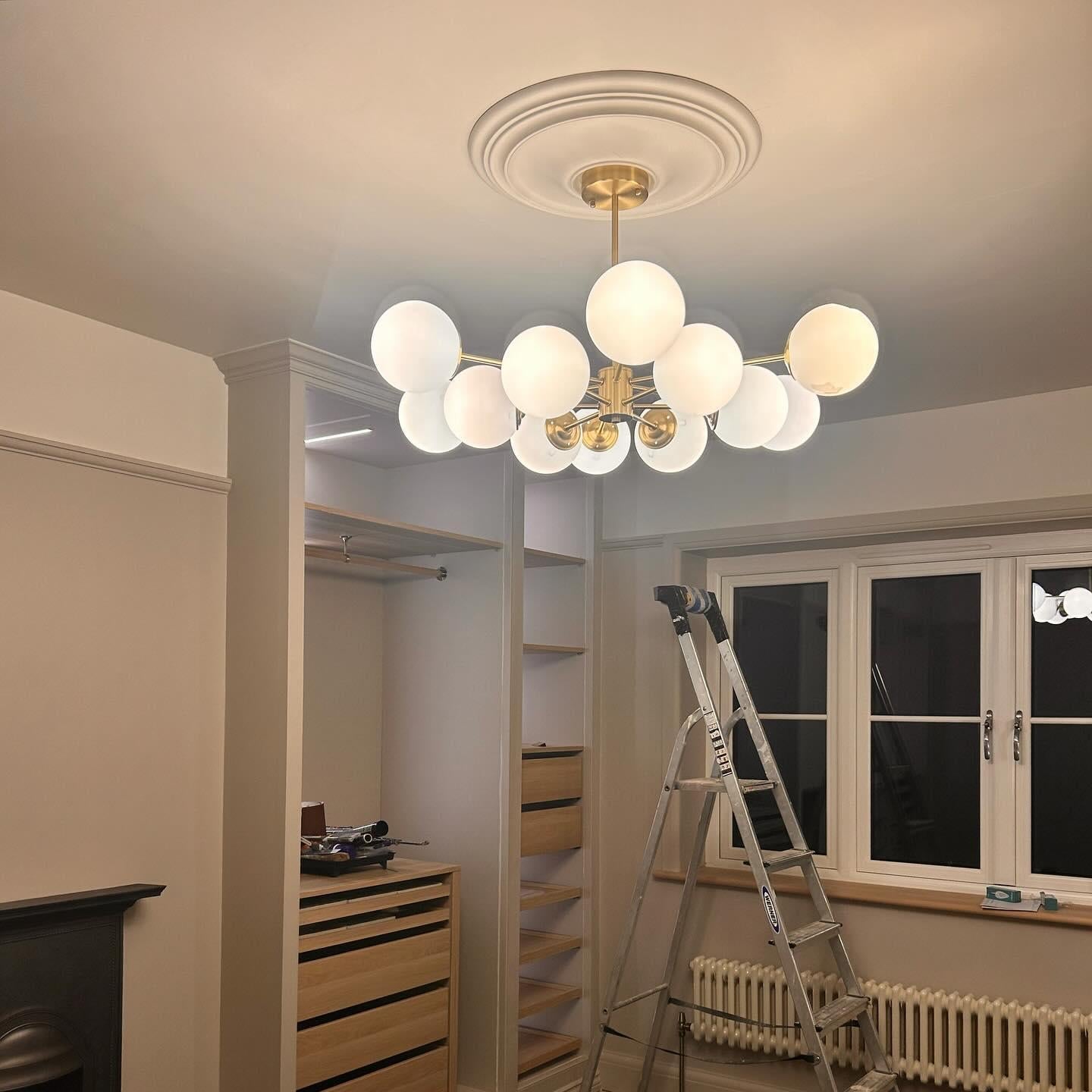 Moderne tweelaagse sputnik kroonluchter met 12 opaal glazen bollen in messing afwerking – mid century design hanglamp 90 cm