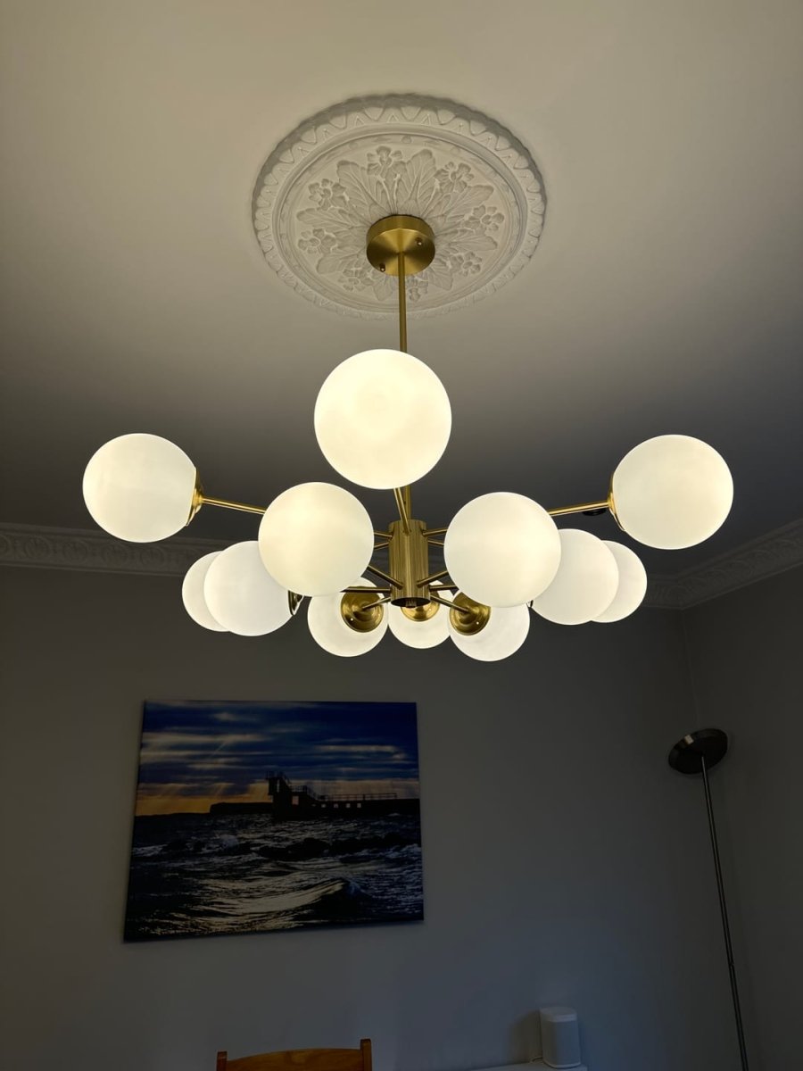 Moderne tweelaagse sputnik kroonluchter met 12 opaal glazen bollen in messing afwerking – mid century design hanglamp 90 cm