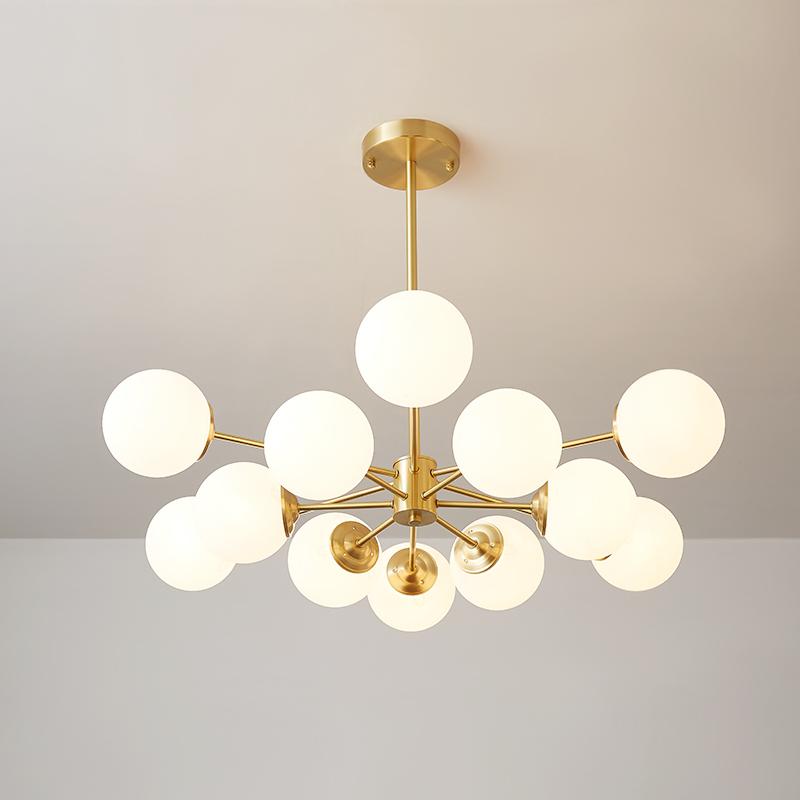 Moderne tweelaagse sputnik kroonluchter met 12 opaal glazen bollen in messing afwerking – mid century design hanglamp 90 cm