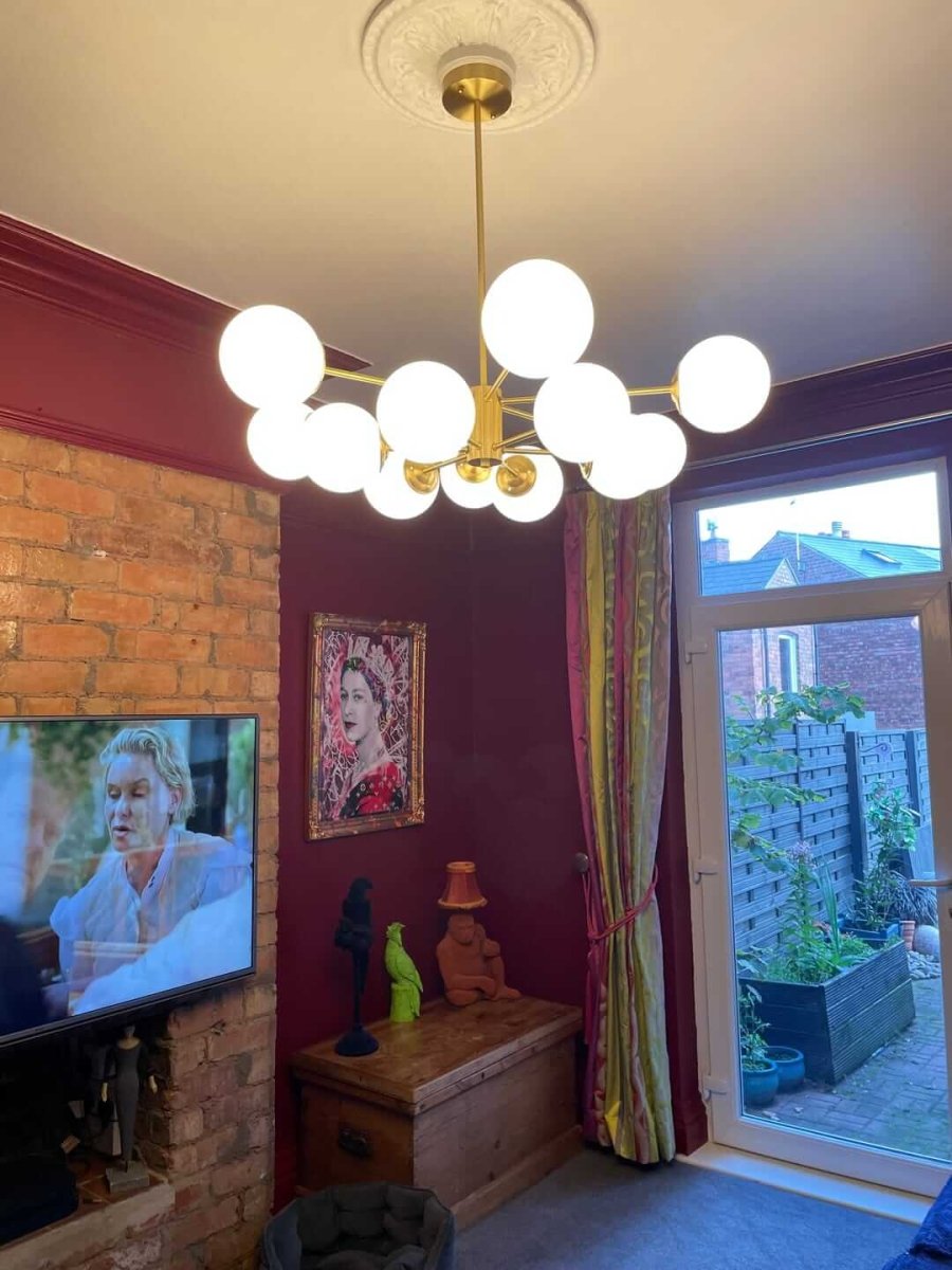 Moderne tweelaagse sputnik kroonluchter met 12 opaal glazen bollen in messing afwerking – mid century design hanglamp 90 cm