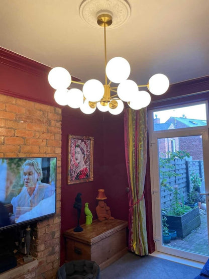 Moderne tweelaagse sputnik kroonluchter met 12 opaal glazen bollen in messing afwerking – mid century design hanglamp 90 cm