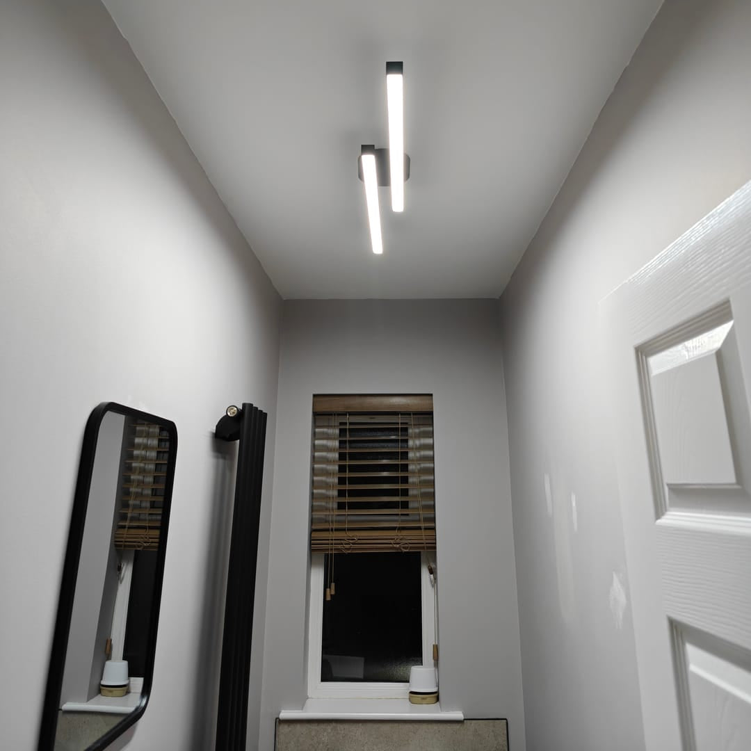 Moderne zwarte LED wandlamp met dubbele lichtstrip – minimalistische badkamer en hal verlichting 90 cm