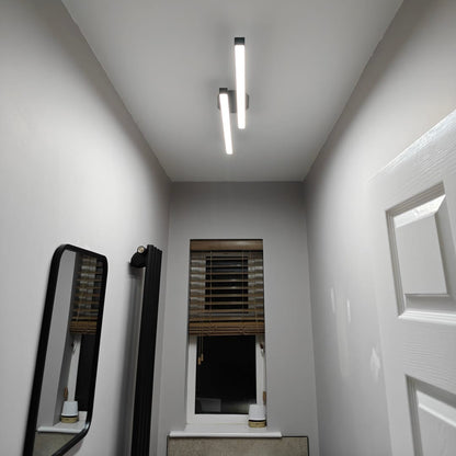 Moderne zwarte LED wandlamp met dubbele lichtstrip – minimalistische badkamer en hal verlichting 90 cm