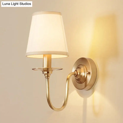 Scandinavische Wandlamp Wit met Gouden Arm en Kegelvormige Kap