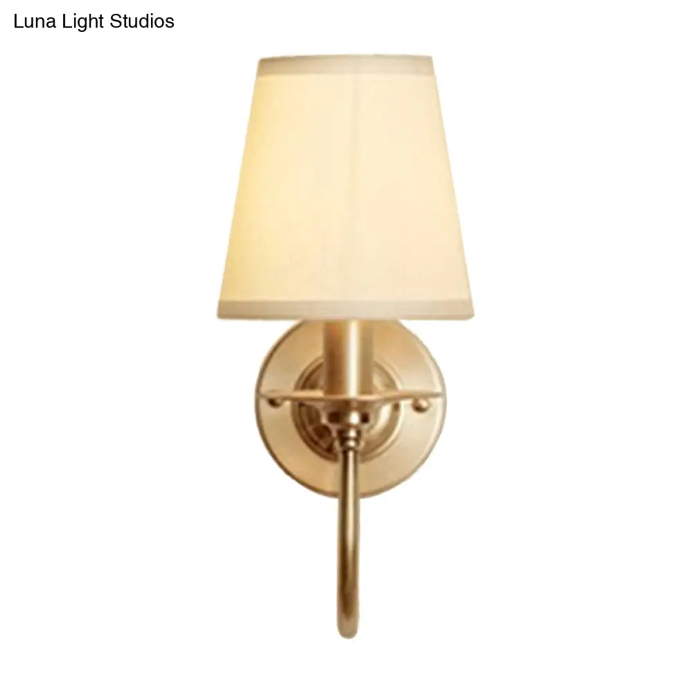 Scandinavische Wandlamp Wit met Gouden Arm en Kegelvormige Kap