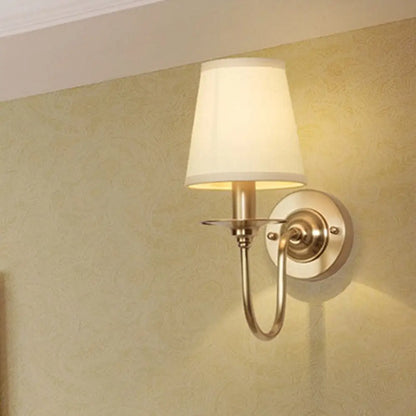 Scandinavische Wandlamp Wit met Gouden Arm en Kegelvormige Kap