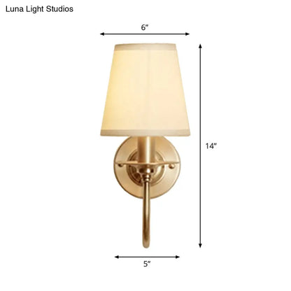Scandinavische Wandlamp Wit met Gouden Arm en Kegelvormige Kap
