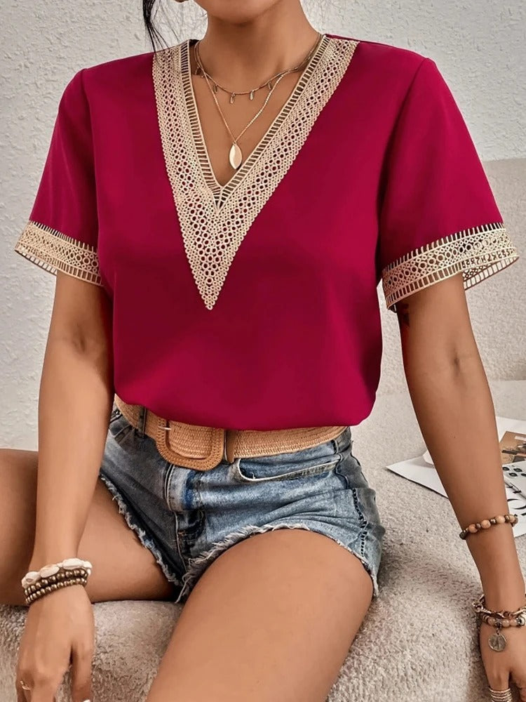Vrouwelijke Blouse met Kanten V-Hals en Elegant Design